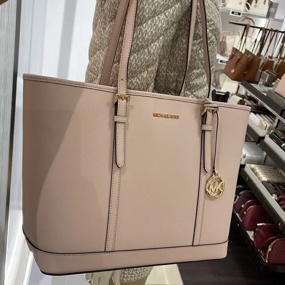 MICHAEL KORS
Jet Set Travel Lg Top Zip Shoulder Tote Saffiano Leather
Pwdr Blush - Picture 2 of 16